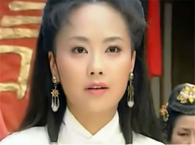 11岁出道凭白莲花一角走红,与吴奇隆感情纠葛多年,如今终于幸福