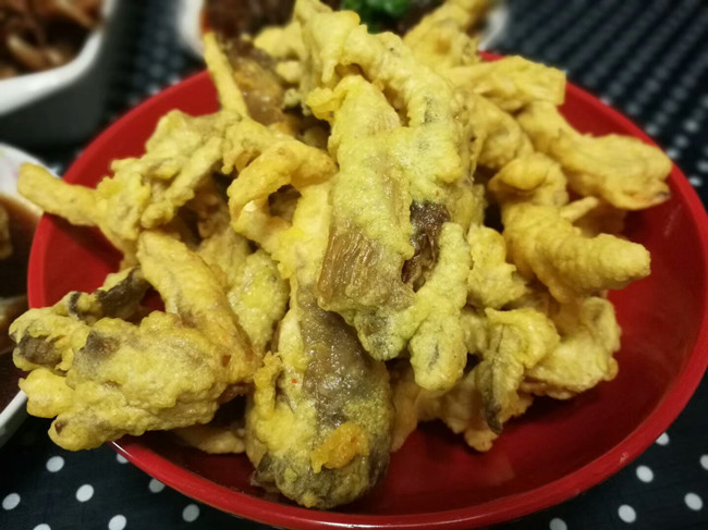 虽然是油炸的,但是吃起来一点都不腻,反而有一股蘑菇独有的鲜味
