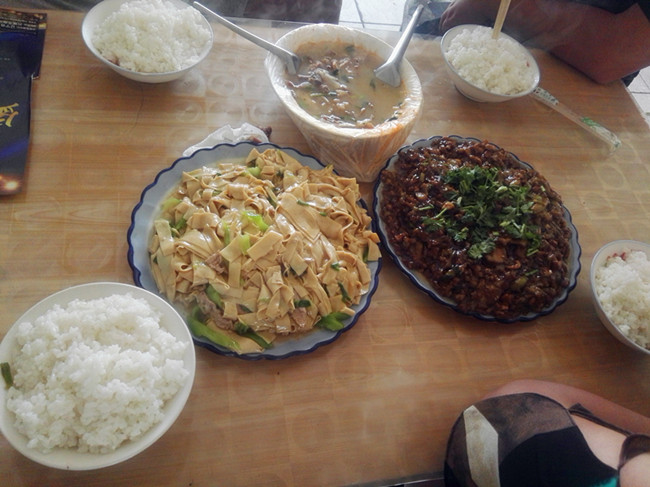 去小饭馆吃饭,这老板太实在了,四个人点两菜一汤还有剩下的!