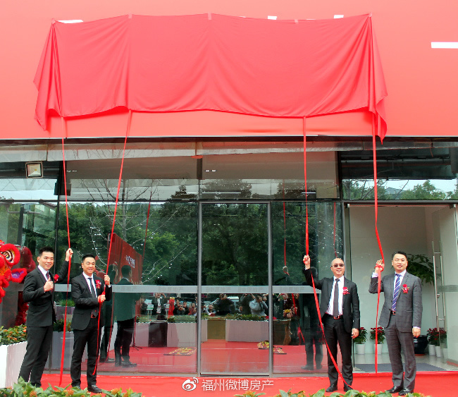 伴随着礼炮鸣响,倒数计时,9点整,中原城市展厅的吉时已到,揭牌仪式