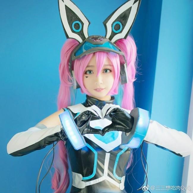 王者荣耀cos安琪拉心灵骇客大眼粉发又酷又美