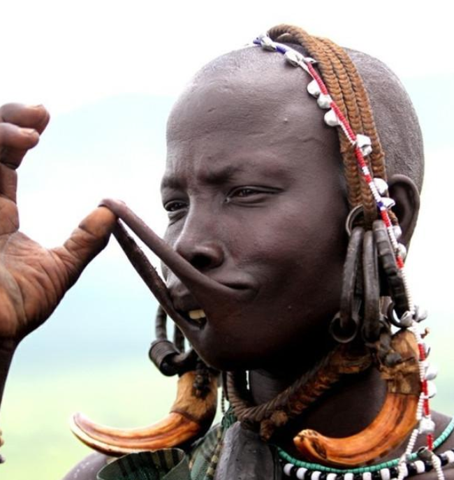 非洲一部落的女人以唇部畸形为美!网友:世界之大无奇不有