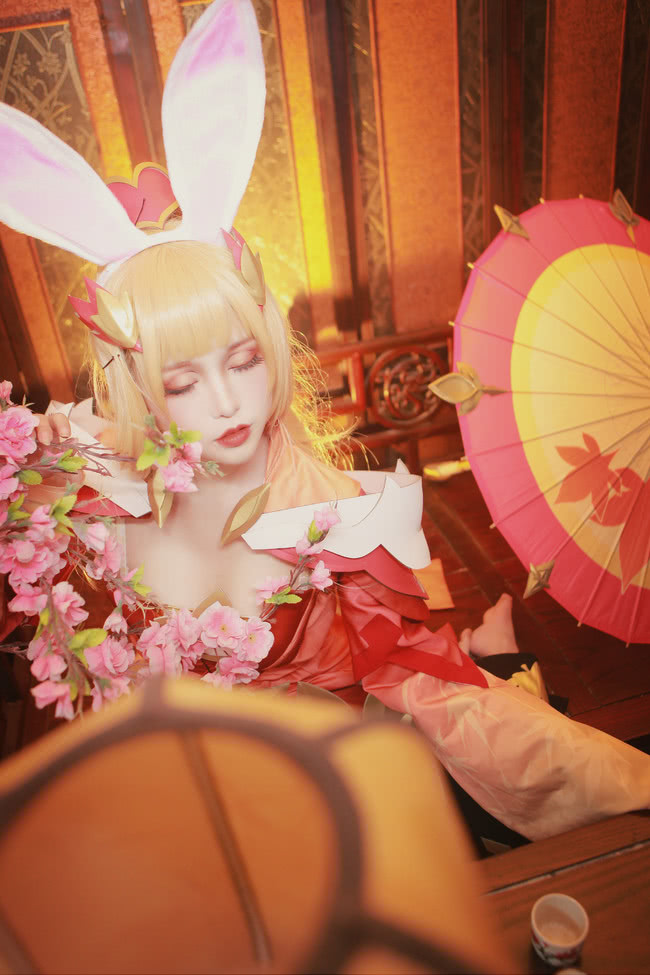 王者荣耀公孙离cosplay可爱的小兔子乳量不容小觑