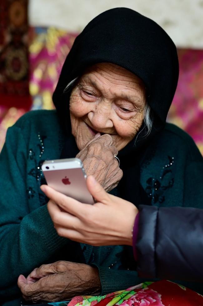 这是世界上最长寿的老人, 现131岁已经6代同堂了, 这辈子都爱漂亮