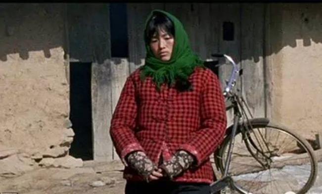 后来的《秋菊打官司》更是巩俐演艺生涯的巅峰,扮演农村妇女的形象