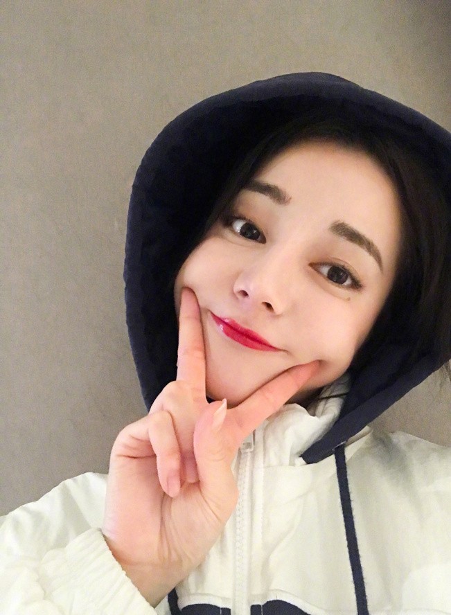 美女明星迪丽热巴各种任性自拍,忍不住向美色低头了