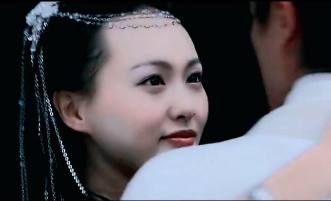 古装剧"英雄救美"的瞬间,迪丽热巴赵丽颖小鸟依人,她就尴尬了