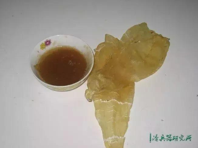 弓胎装上弓弰后,就可以开始粘角和铺筋了.