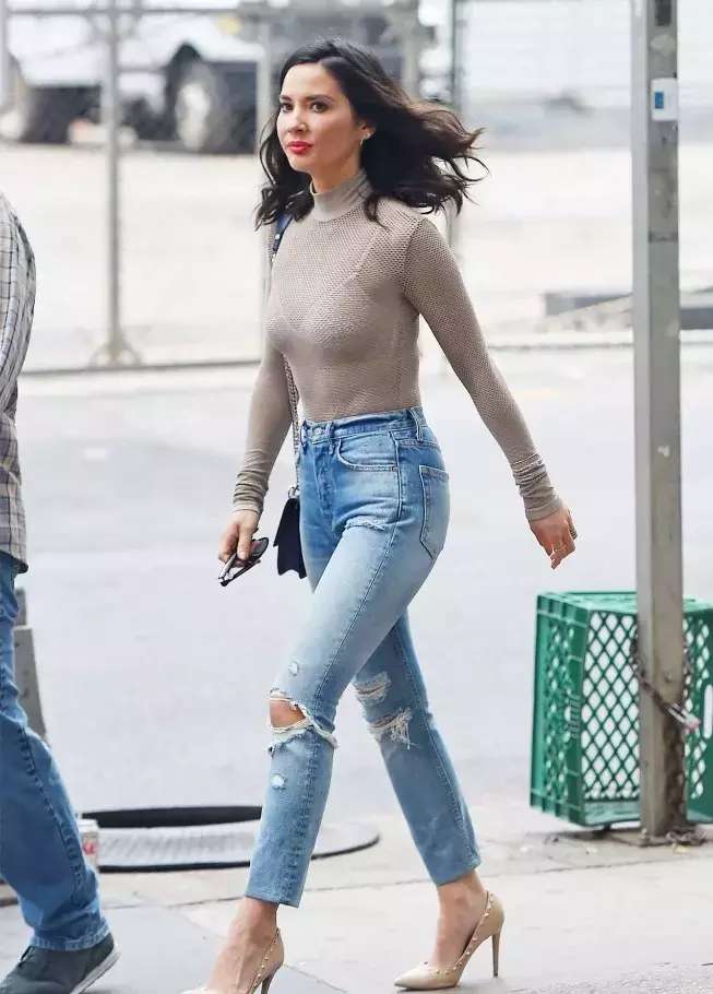 著名华裔女星奥利维亚穆恩街拍身材有亮点