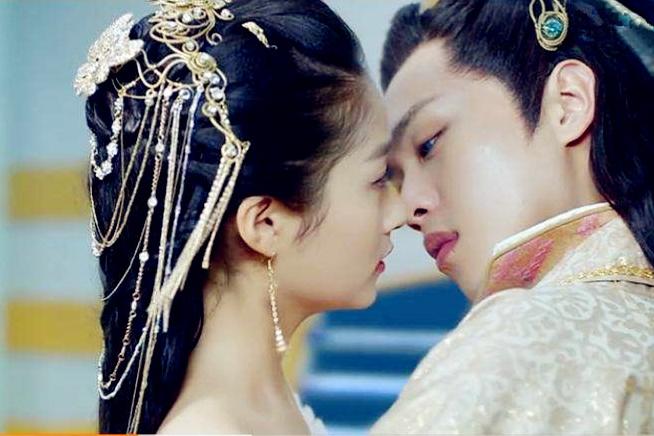 明星吻戏怎么拍,李易峰亲手指,热巴拿卡挡,还是关晓彤最直接!