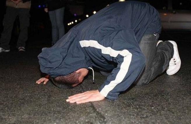 母亲无钱治病他跪地乞讨街边乞丐解囊相助多年后他给乞丐养老