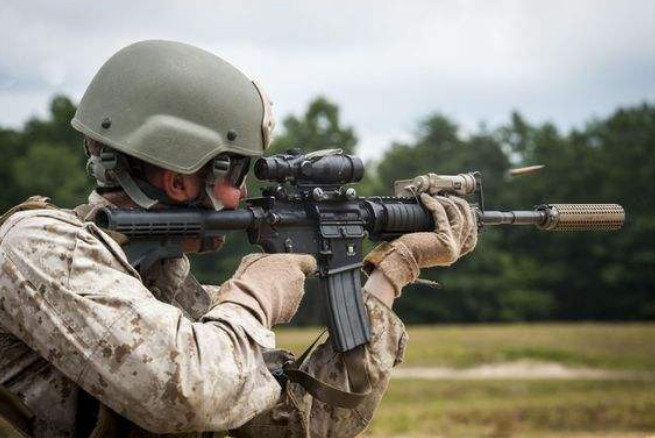 特种兵执行任务时一般会带几把枪?原来搭配这么有讲究