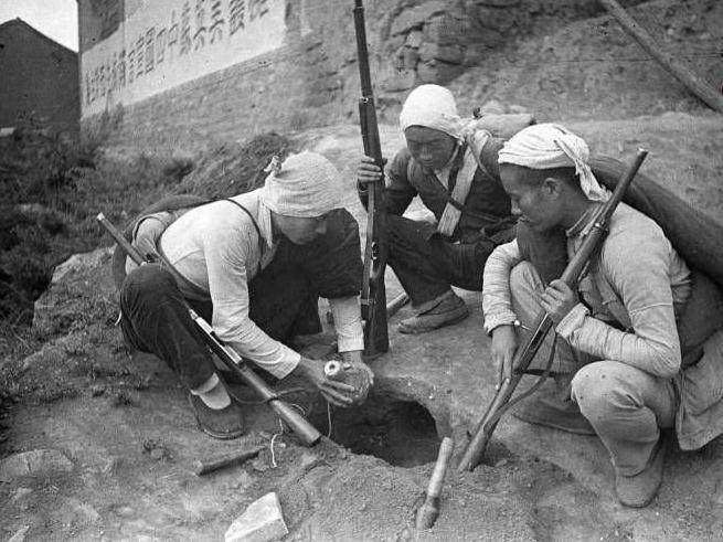 老照片:你可能不知道埋地雷真正的样子,别再被骗了!