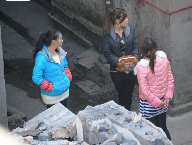 扫黄奇闻:城中村站街女的生活现状,50元1小时,都是为了生活!