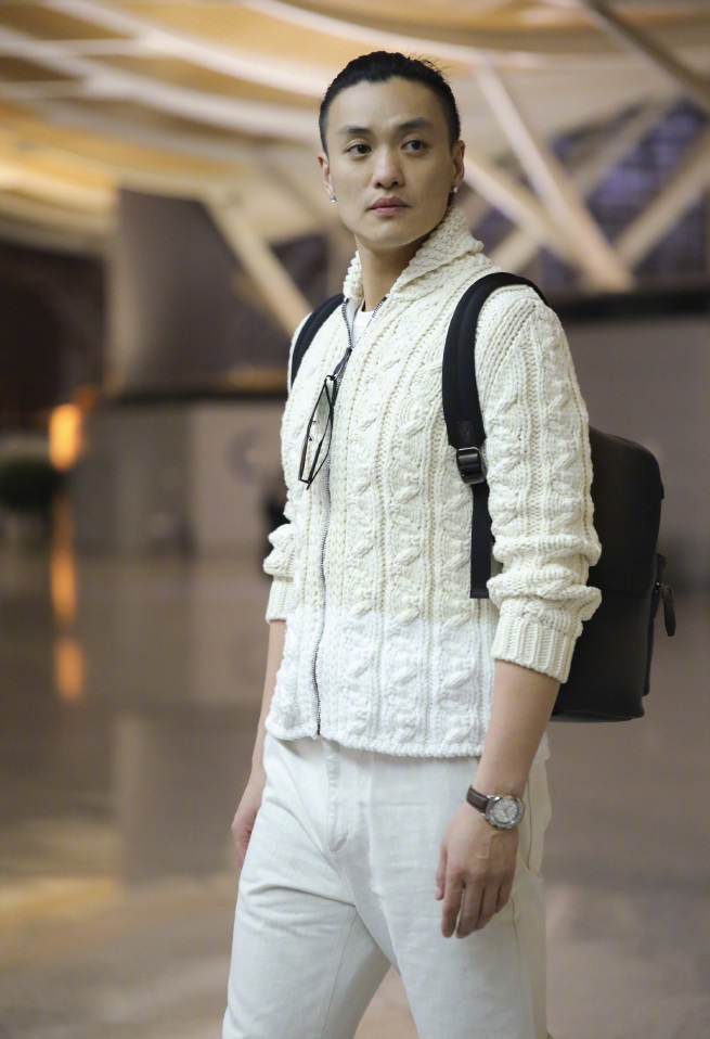 周一围白色休闲套装机场走秀35岁的深沉大叔魅力爆棚