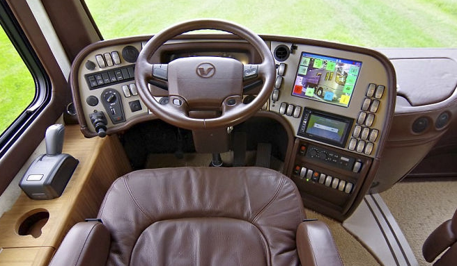 小伙改装大巴变房车自驾游走遍欧洲车子底盘还能藏宝马