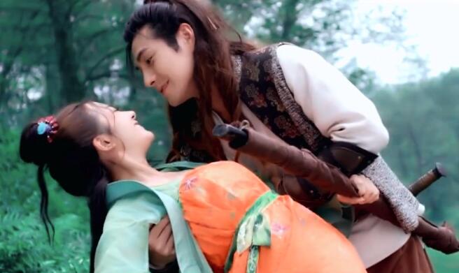 古装剧"英雄救美"的瞬间,迪丽热巴赵丽颖小鸟依人,她就尴尬了