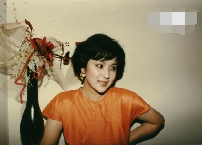 她是第一代早期琼瑶女郎,年轻时嫁谢贤,却惨遭抛弃