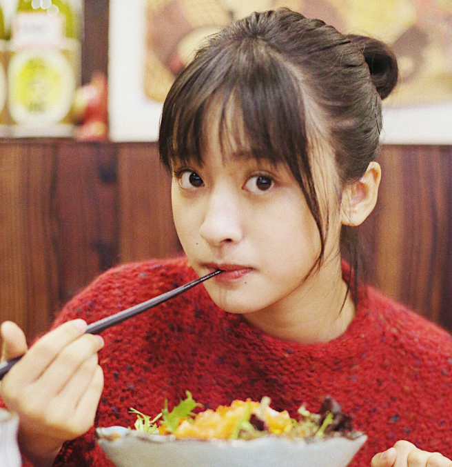 沈月扎起丸子头搭配连衣裙清纯满格,期待她和道明寺的爱情