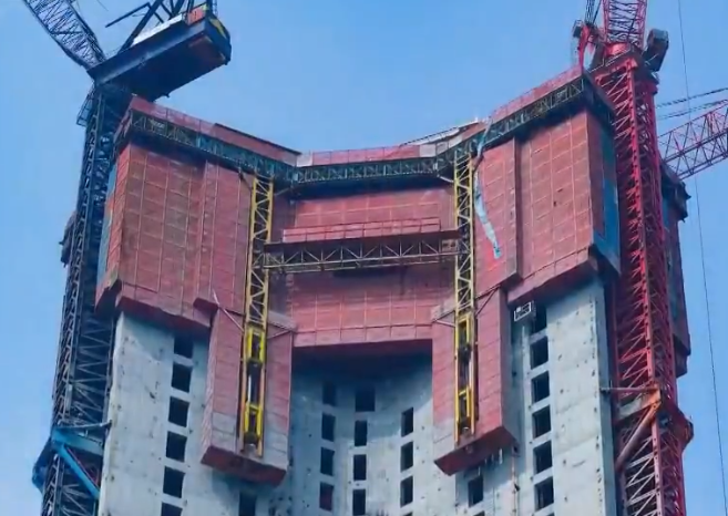 1000小时主楼封顶,4000吨钢铁巨兽空中造楼!基建狂魔又发功了