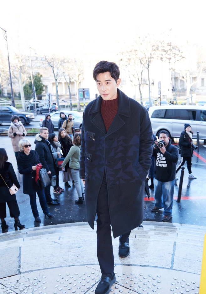 罗晋廓形大衣霸气十足颜值再攀高峰唐嫣看到该笑出声了