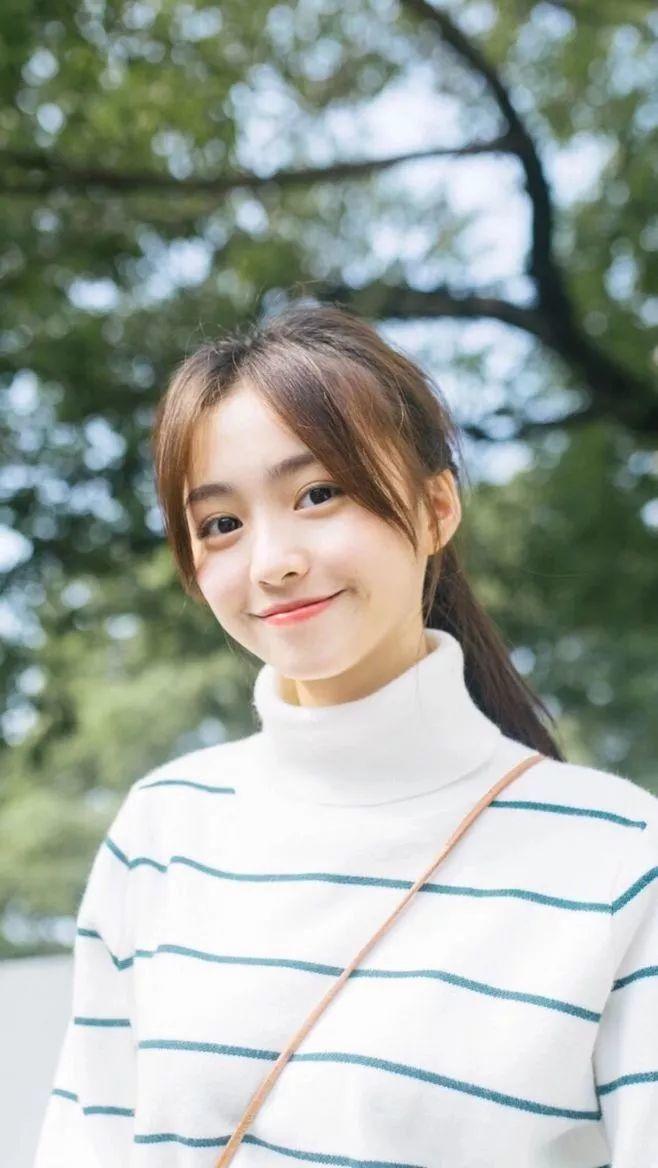 年轻很多      说道爱笑的女生就让人不禁想到   很多笑起来很漂亮的