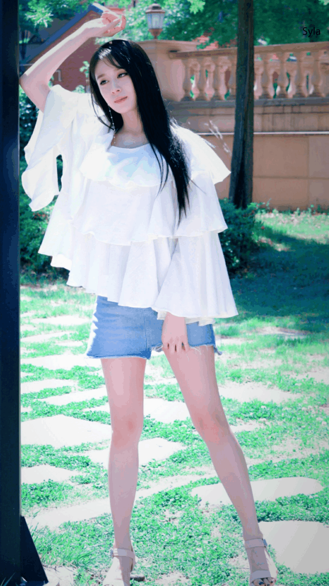 紧身裤陪衬的很性感, 精致小女人的时尚姿态