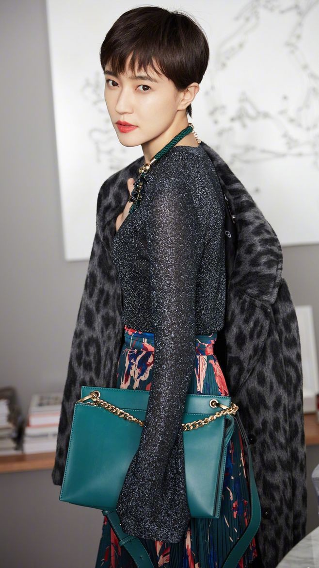 焦俊艳时尚写真 帅气酷性大长腿实力吸睛