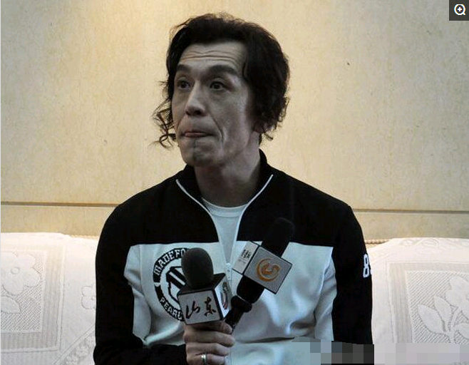 48岁李咏近照,暴瘦成皮包骨,满脸皱纹显苍老,脸还越来越长