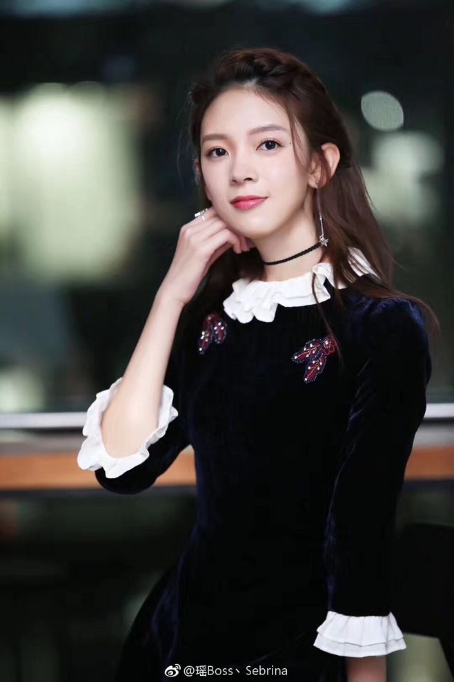 陈瑶90后靓丽的一朵花在娱乐圈也是新兴佳人清纯美丽
