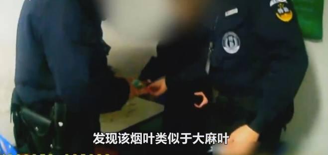 民警在动车站劝阻女子吸烟, 发现烟味不太对, 一