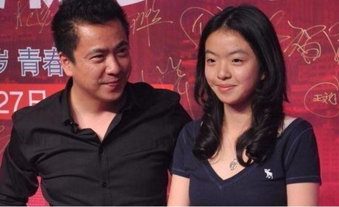 她19岁身价数十亿,成龙都对她礼让三分,可前男友却嫌弃她丢脸?