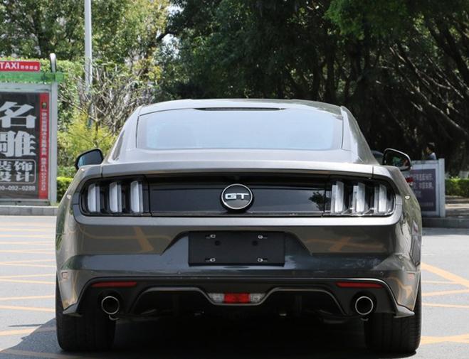 内饰方面,飞翼式中控台,加上双环仪表盘,营造了整个车内的赛车氛围.