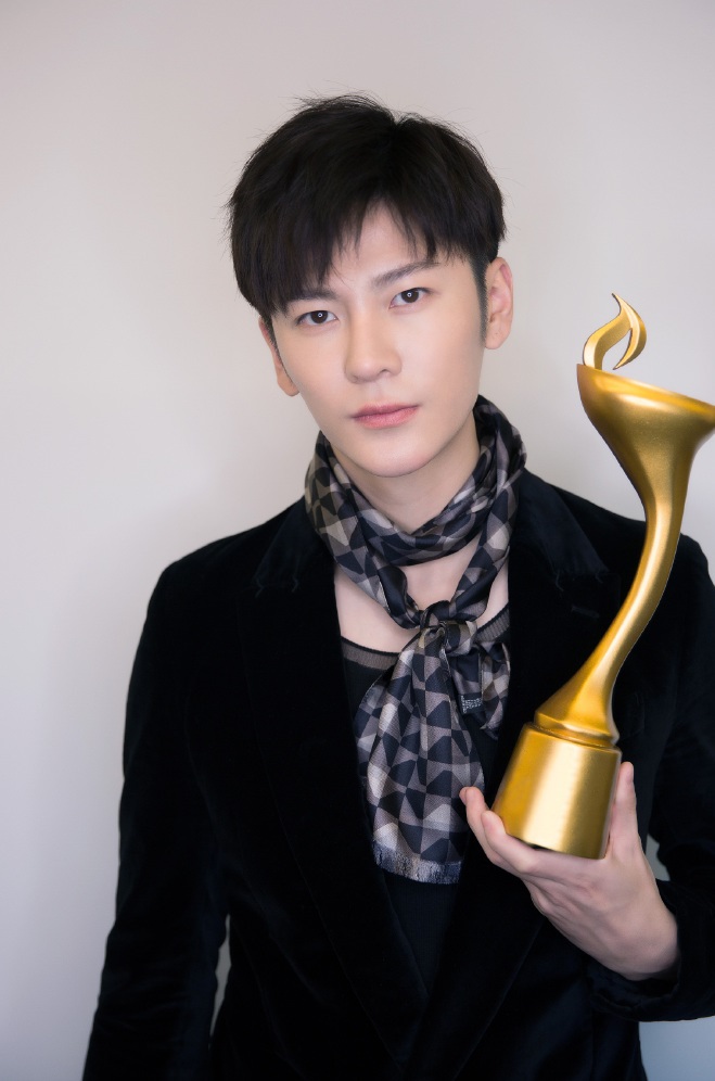 小李晨获青年榜样,丝绒西装高贵帅气,不知道范爷看到会不会心动