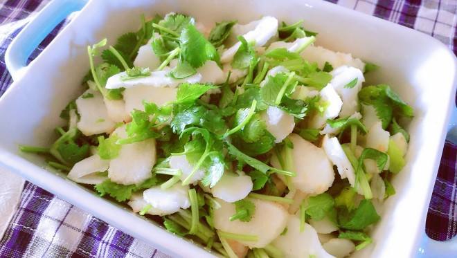 香菜拌荸荠:荸荠香菜洗净备用,荸荠去皮切片,香菜切小段,加盐,白糖,芝