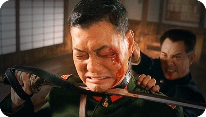 对戏之中,即便拥有功会的李连杰和钱小豪也被误伤到,其凶狠的拳脚功夫