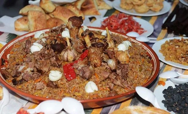 抓饭,烤馕,烤肉饼炸馓子和包子等饮料以茶为主夏天人们往往喝酸骆驼奶