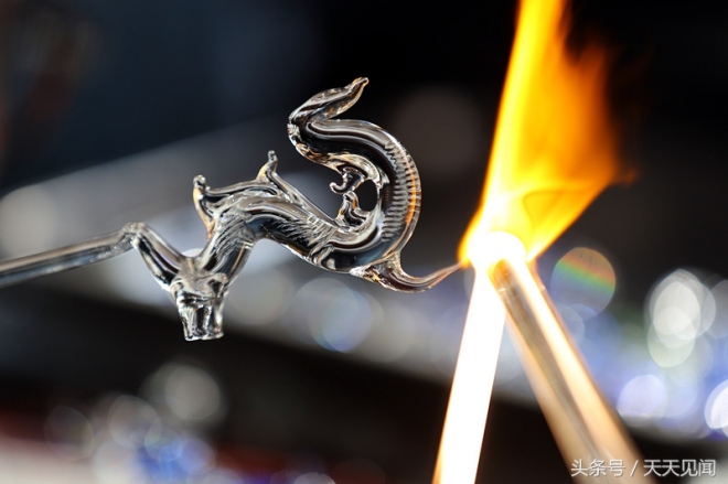 借助高温火焰 艺人只需五分钟便令玻璃条身价猛翻倍 可日进千元