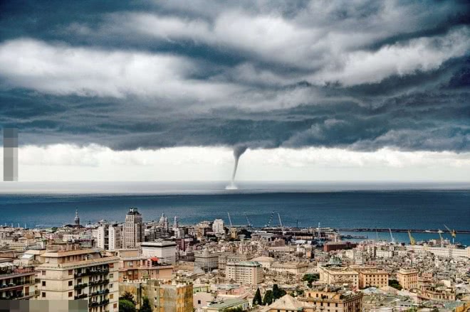 意大利海岸的巨型水龙卷,隔着屏幕都感觉腿在软啊!