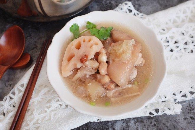 冬天吃什么最舒服, 花生莲藕猪蹄汤一定错不了! 美味又养颜!