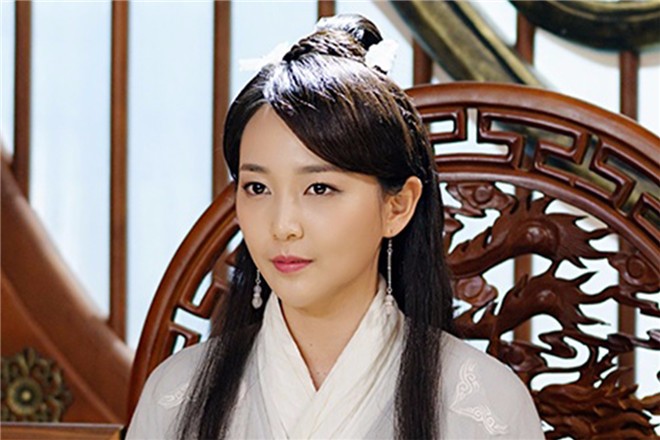 以往以甜美形象俘获关注的青年演员张奕,近日推出一组软萌写真照,图片