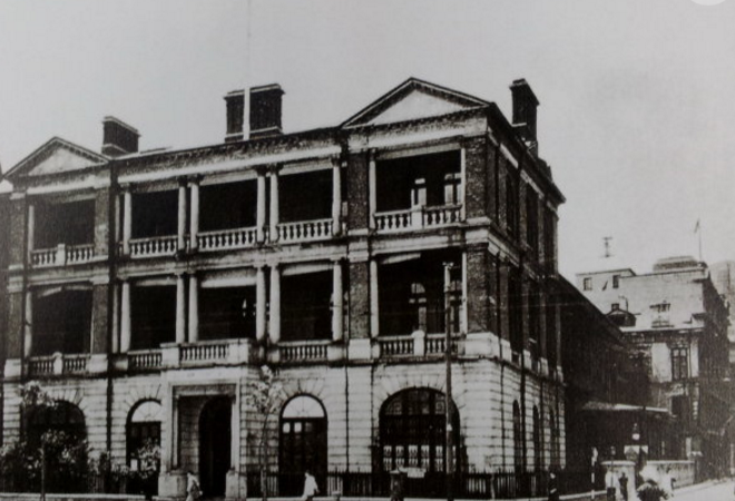 1862年李鸿章设置炮所,地点设在上海.