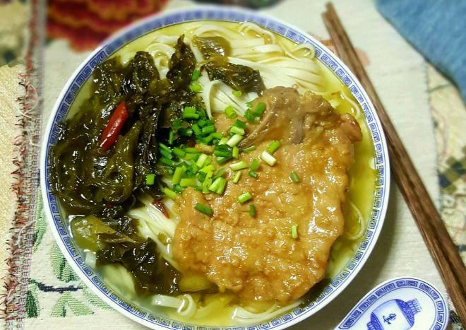 好吃美味的酸菜大排面的做法