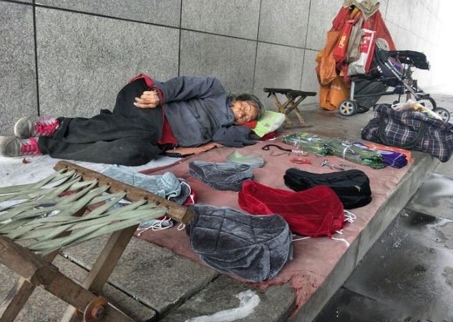 8旬老人桥下卖鞋垫,因为太累席地而睡,看着让人心酸