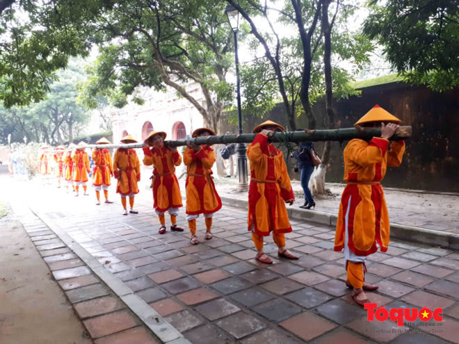 这项活动是越南春节标志古代皇帝身穿汉服亲自参与祈祷新年丰收