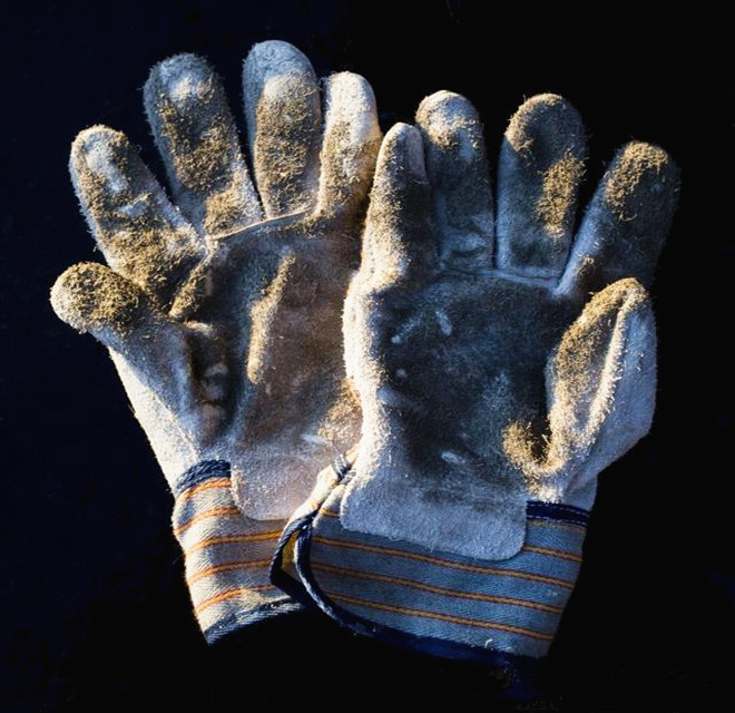 老总去世亿万家产全给养女亲儿子得副破手套行乞5年方知缘由