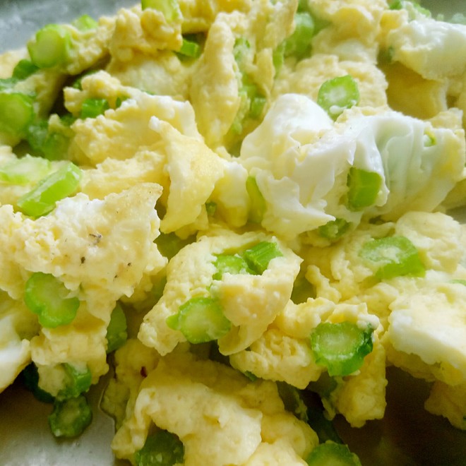 主料:鸡蛋2个,菜心2棵;辅料:水半碗,盐少许;配方:菜心切粒,鸡蛋打散