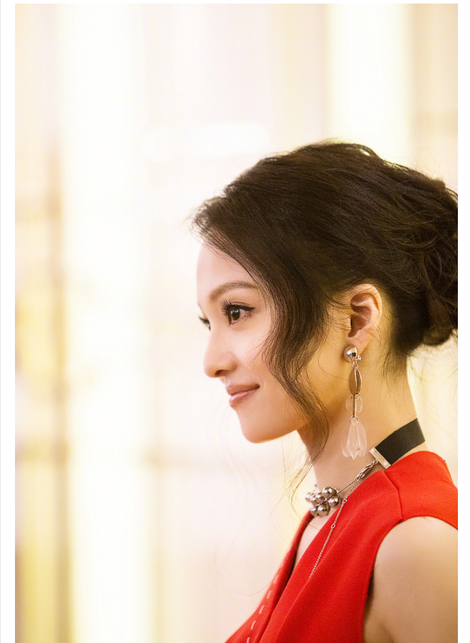 张韶涵身穿红色无袖连体裤录制歌手更显知性和温婉