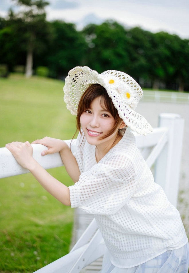 清纯娇嫩脸蛋清纯白净女生超萌可爱户外阳光俏皮靓丽写真