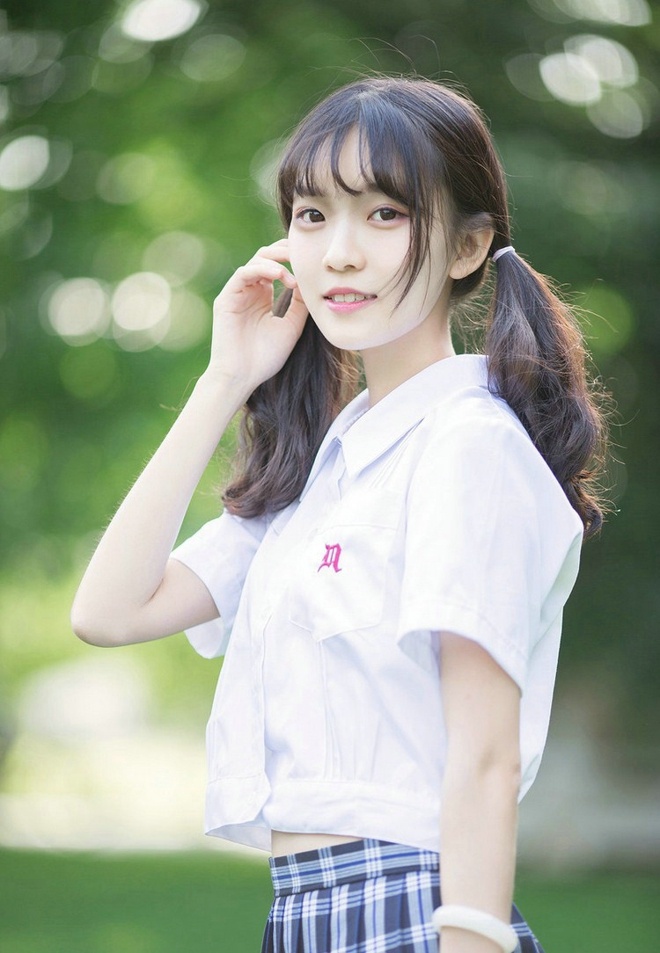 校园清纯美女如花儿般甜美清新俏皮可爱郊外粉嫩写真